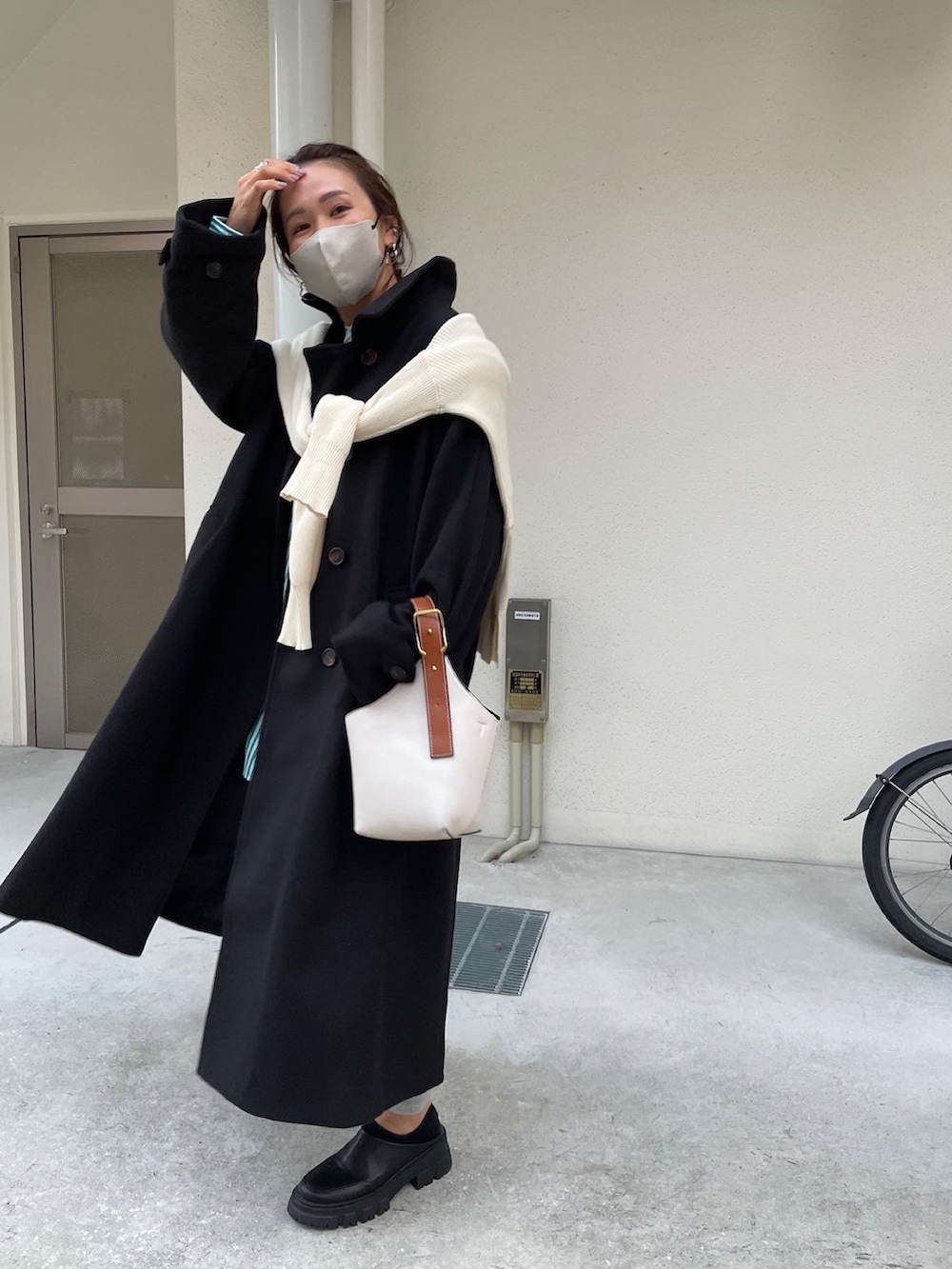 ブラック系のその他アウター、グリーン系のシャツ/ブラウス、ブラック系のスリッポンを着用したレディースの秋コーディネートの2枚目の写真