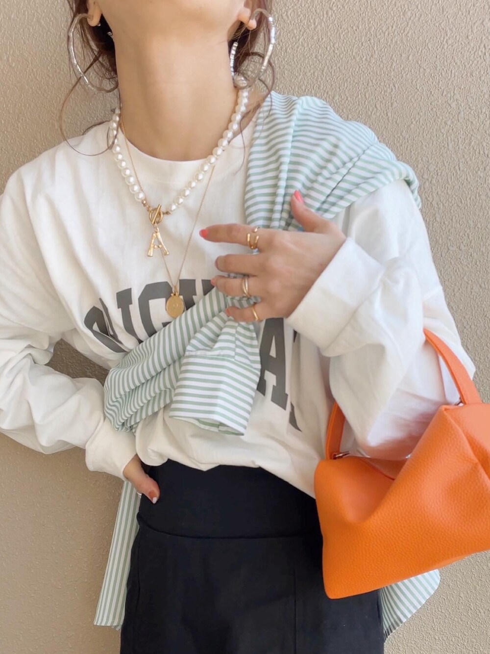 ホワイト系のTシャツ/カットソー、グリーン系のシャツ/ブラウス、ブラック系のスカートを着用したレディースの春コーディネートの5枚目の写真