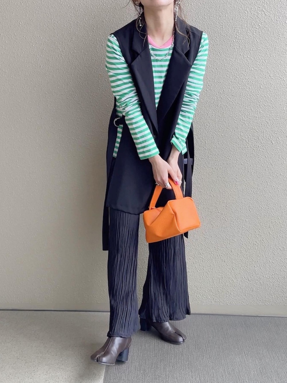 ブラック系のその他パンツ、ホワイト系のシャツ/ブラウス、ピンク系のシャツ/ブラウスを着用したレディースの春コーディネートの4枚目の写真
