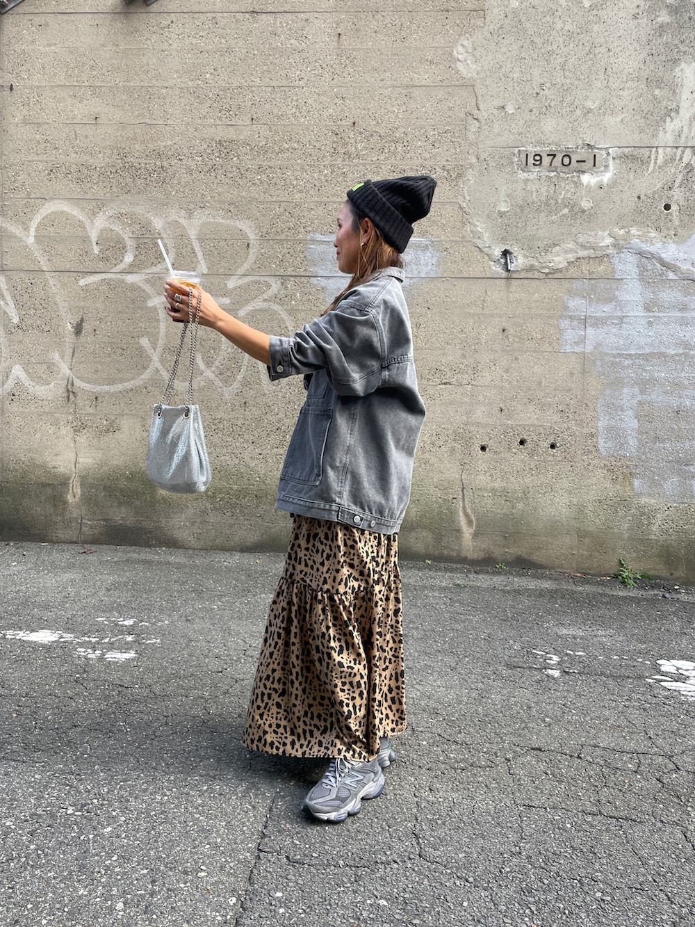 グレー系のデニムジャケットを着用したレディースの秋コーディネートの3枚目の写真