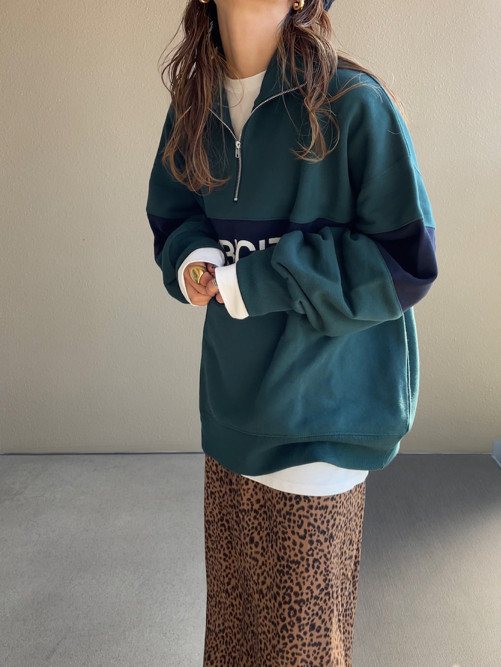 その他のスカート、グリーン系のスウェット、ブルー系のハットを着用したレディースの秋コーディネートの3枚目の写真