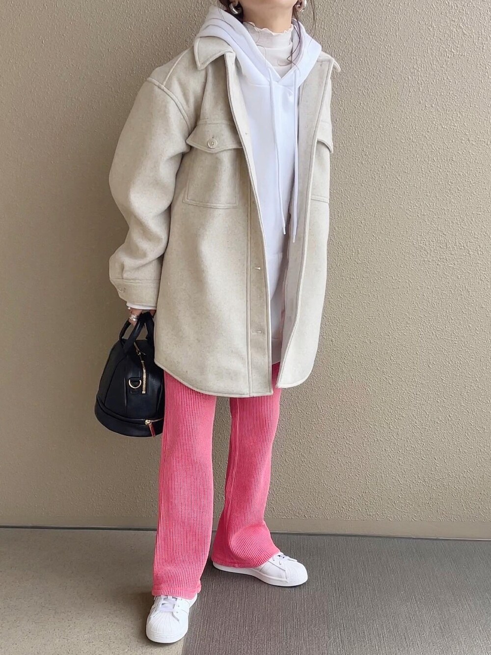 ホワイト系のダウンジャケット/コート、ホワイト系のパーカー、ピンク系のその他パンツを着用したレディースの冬コーディネートの2枚目の写真