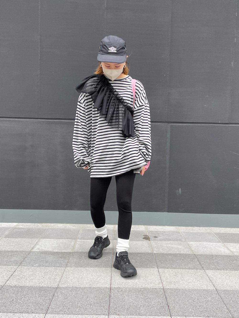 グレー系のTシャツ/カットソー、ピンク系のトートバッグ、ブラック系の付け襟を着用したレディースの春コーディネートの4枚目の写真