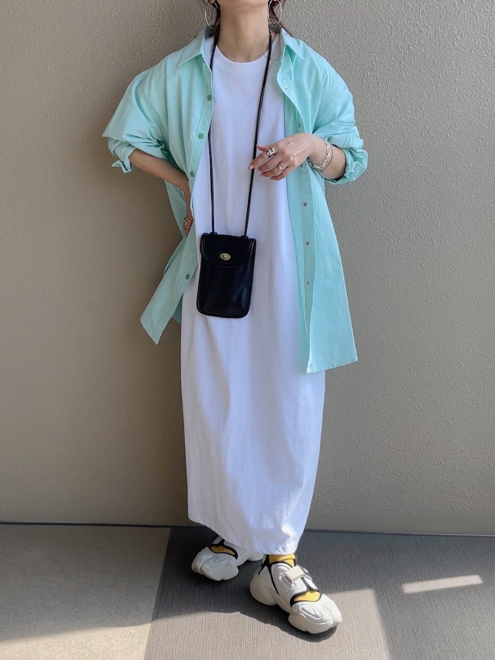 グリーン系のシャツ/ブラウス、ホワイト系のワンピース、その他のその他を着用したレディースの春コーディネートの2枚目の写真