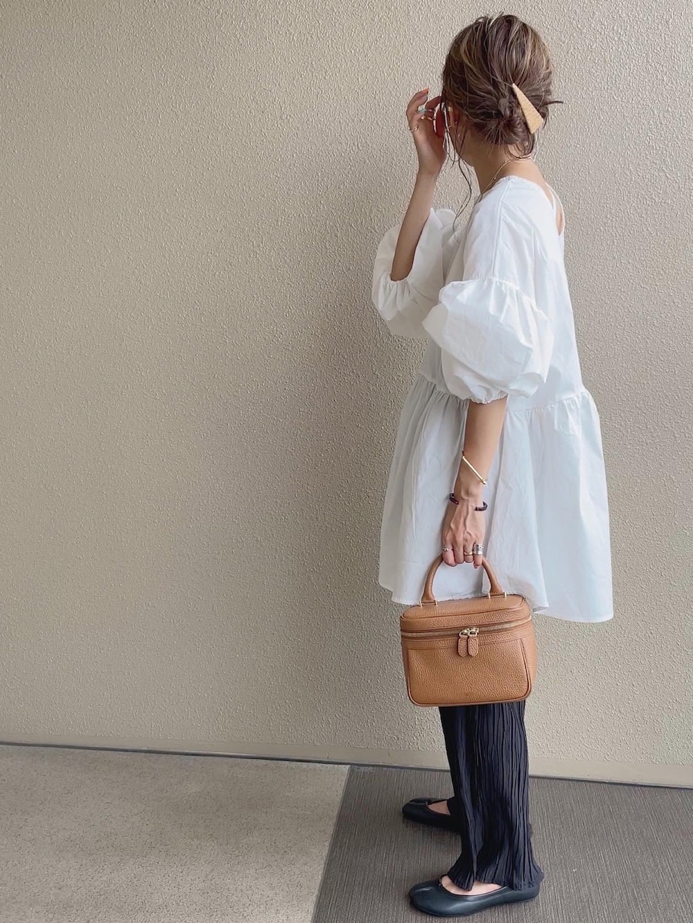 ホワイト系のシャツ/ブラウス、ブラック系のその他パンツ、パープル系のその他パンツを着用したレディースの夏コーディネートの2枚目の写真