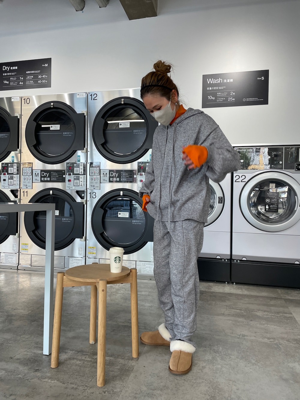 グレー系のニット/セーター、ホワイト系のニット/セーター、オレンジ系のニット/セーターを着用したレディースの冬コーディネートの3枚目の写真