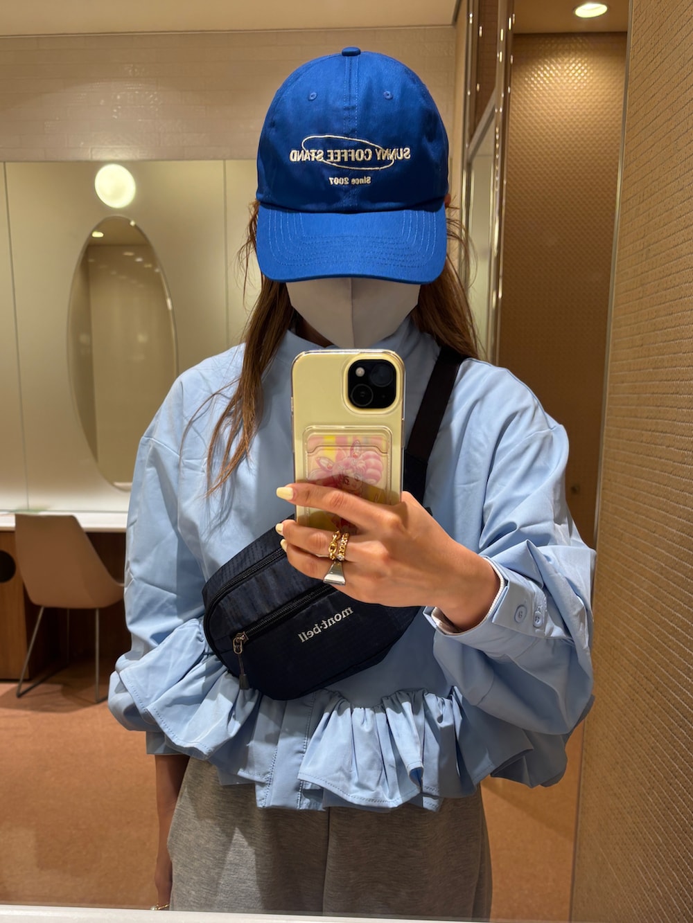 グレー系のセットアップ、ブルー系のTシャツ/カットソー、ブルー系のキャップを着用したレディースの春コーディネートの3枚目の写真