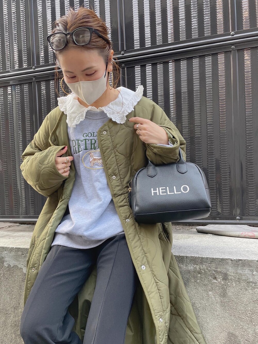 グレー系のスウェット、グリーン系のノーカラーコート、ブラック系のスラックスを着用したレディースの冬コーディネートの3枚目の写真