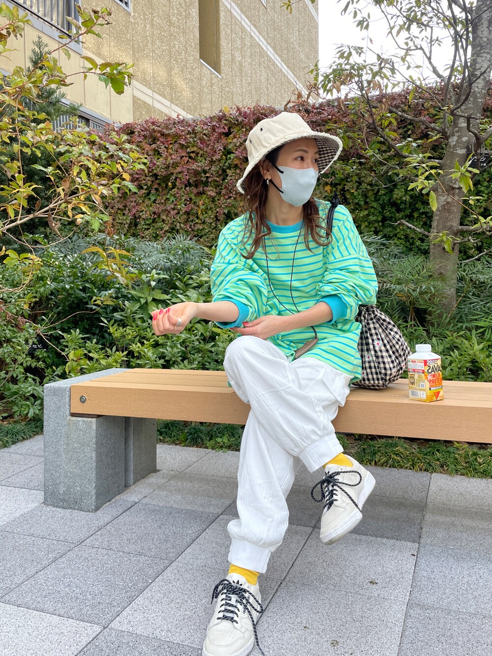 グリーン系のTシャツ/カットソー、ホワイト系のカーゴパンツ、その他のハンドバッグを着用したレディースの春コーディネートの4枚目の写真