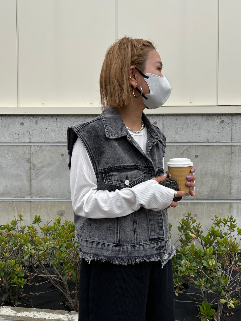 ホワイト系のTシャツ/カットソー、グレー系のベスト、ブラック系のサロペット/オーバーオールを着用したレディースの春コーディネートの4枚目の写真