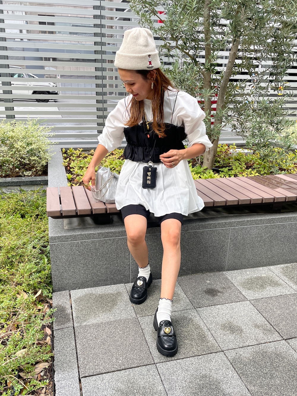 ブラック系のTシャツ/カットソー、ブラック系のその他パンツ、シルバー系のショルダーバッグを着用したレディースの秋コーディネートの3枚目の写真