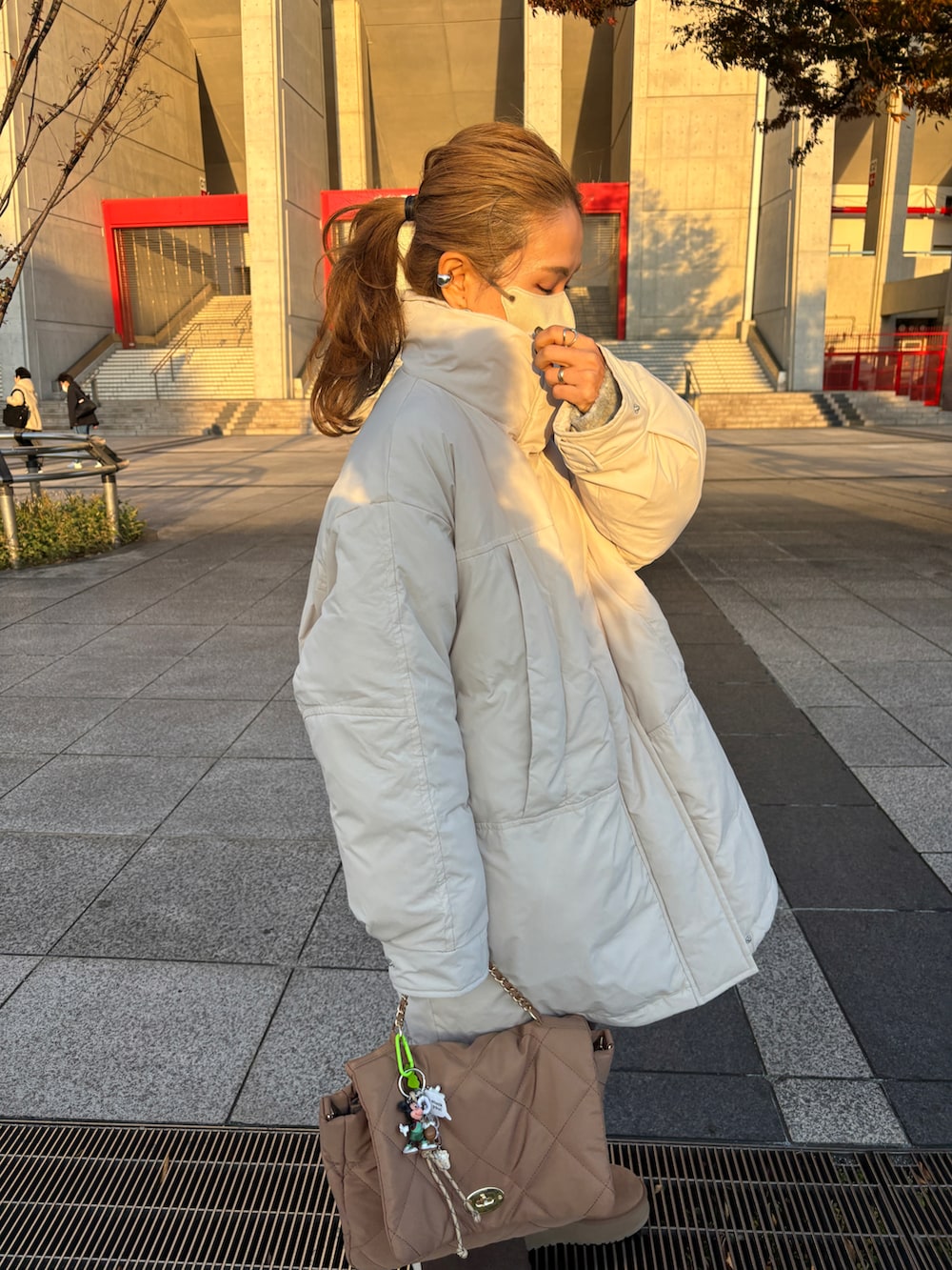 ホワイト系のダウンジャケット/コートを着用したレディースの秋コーディネートの5枚目の写真