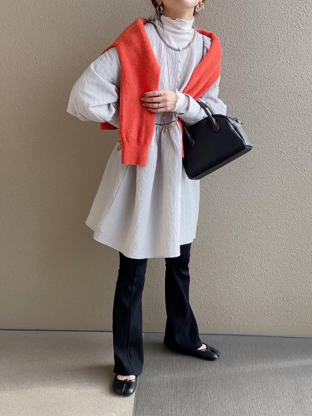 ホワイト系のベスト、グレー系のシャツ/ブラウス、ブラック系のスカートを着用したレディースの冬コーディネートの2枚目の写真