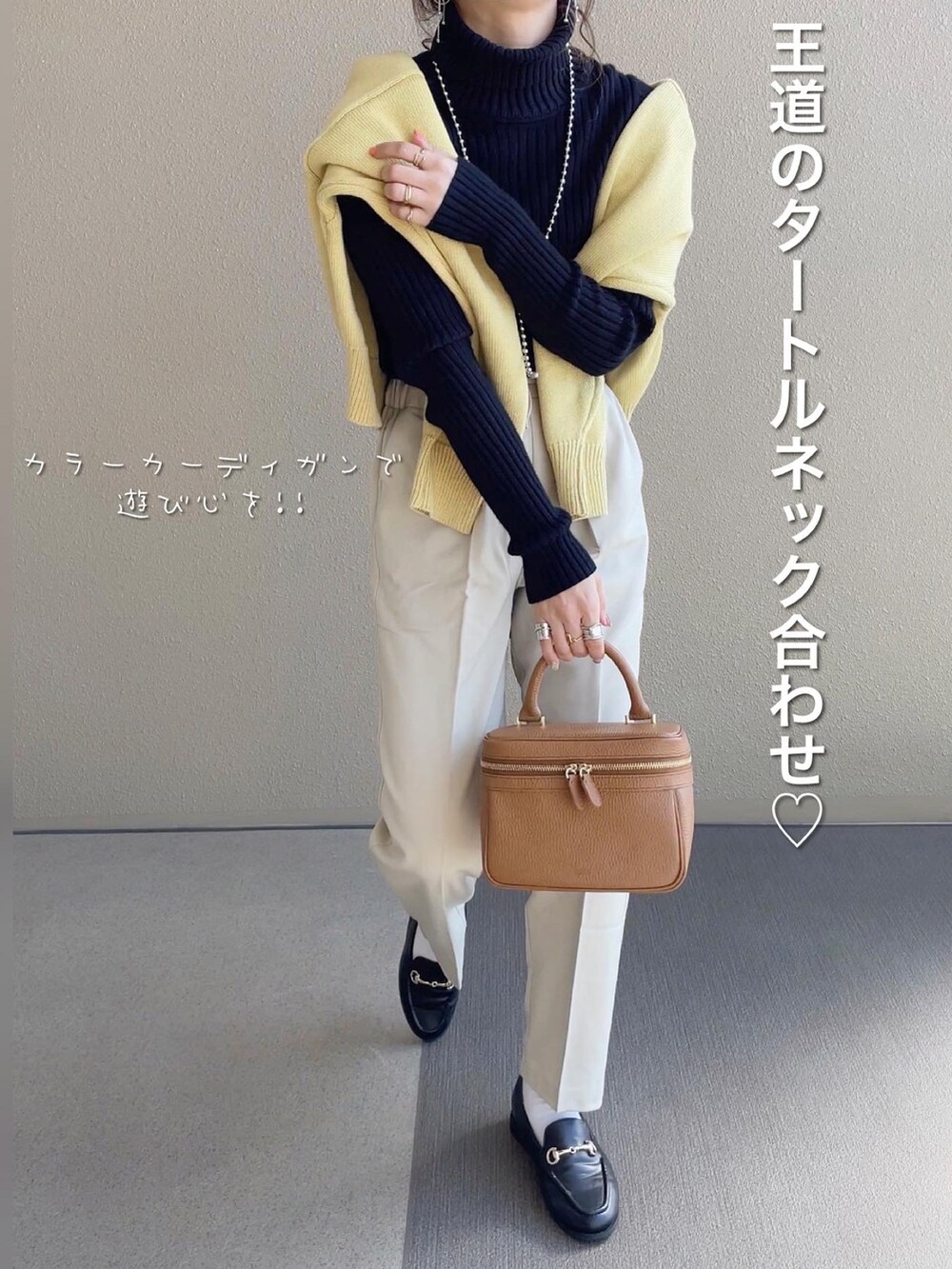 ベージュ系のスラックス、イエロー系のカーディガン/ボレロ、ピンク系のTシャツ/カットソーを着用したレディースの春コーディネートの2枚目の写真