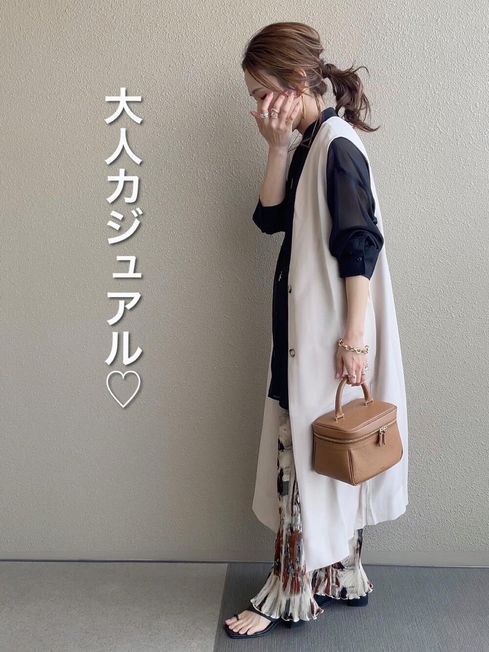 ホワイト系のベスト、ホワイト系のシャツ/ブラウス、ブラック系のその他パンツを着用したレディースの春コーディネートの2枚目の写真