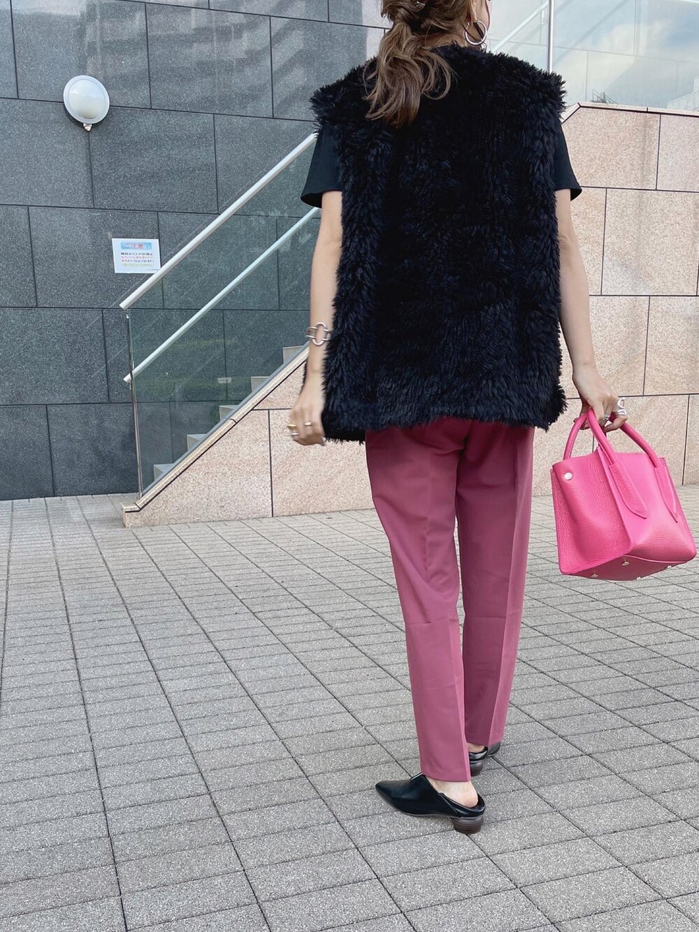 ピンク系のその他パンツ、ブラック系のベスト、ピンク系のTシャツ/カットソーを着用したレディースの夏コーディネートの3枚目の写真