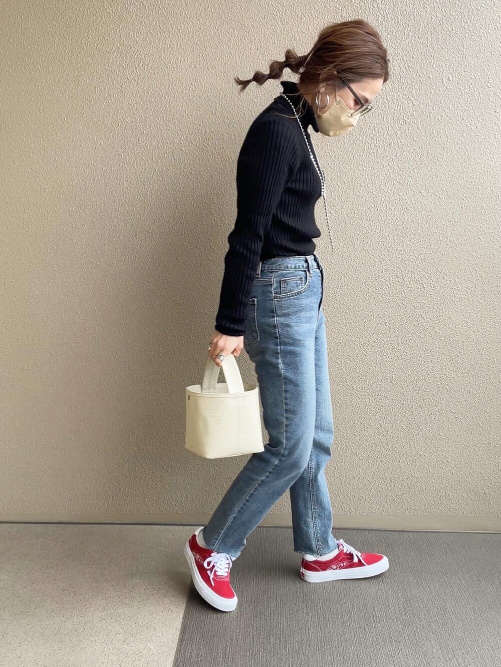 ホワイト系のデニムジャケット、ブルー系のデニムパンツ、レッド系のスニーカーを着用したレディースの冬コーディネートの5枚目の写真