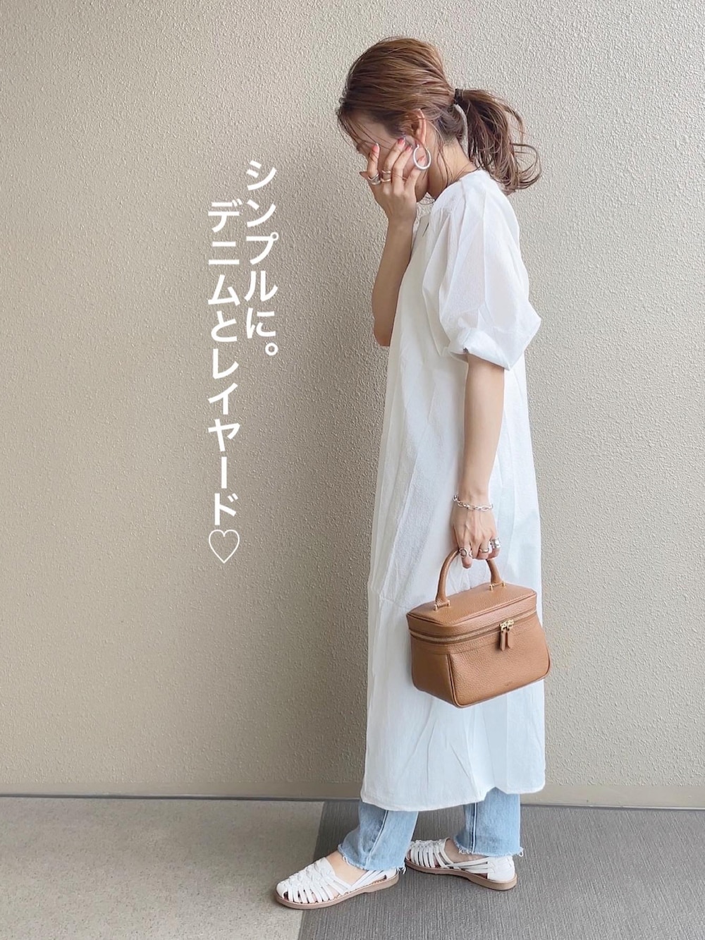 ホワイト系のワンピース/ドレス、ブルー系のその他パンツ、ブラック系のその他パンツを着用したレディースの春コーディネートの2枚目の写真