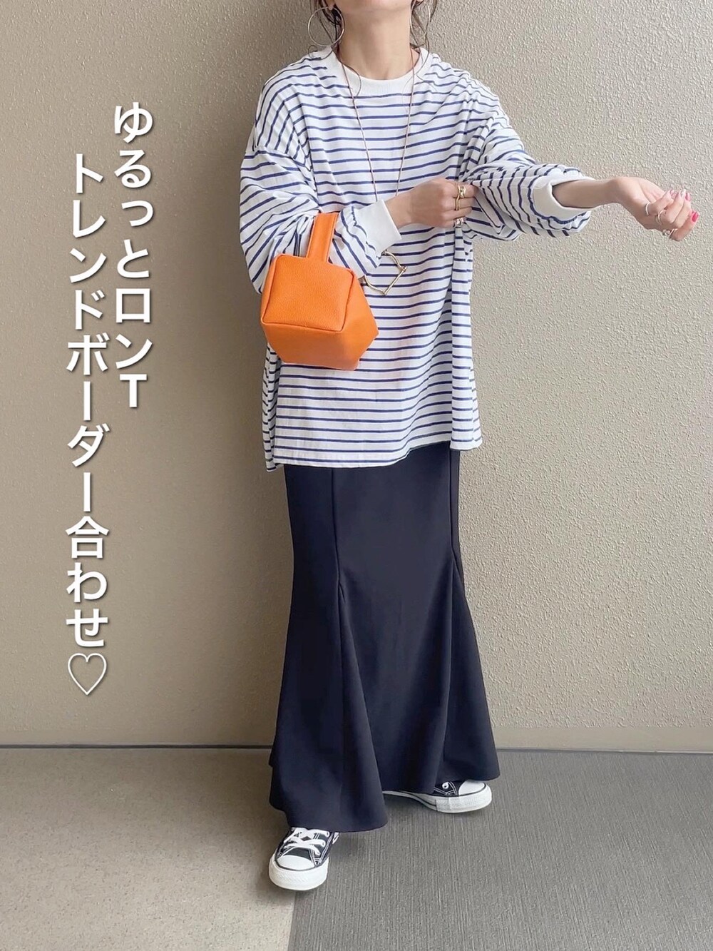 ブラック系のスカート、ブルー系のTシャツ/カットソー、グレー系のスウェットを着用したレディースの春コーディネートの2枚目の写真