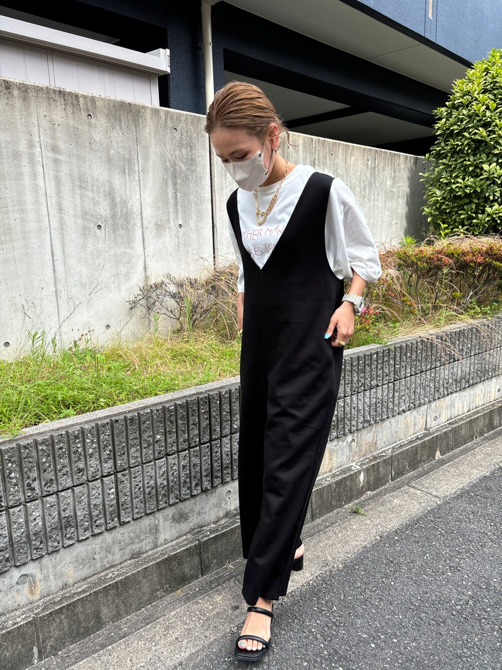 ブラック系のつなぎ/オールインワン、ピンク系のTシャツ/カットソーを着用したレディースの夏コーディネートの4枚目の写真