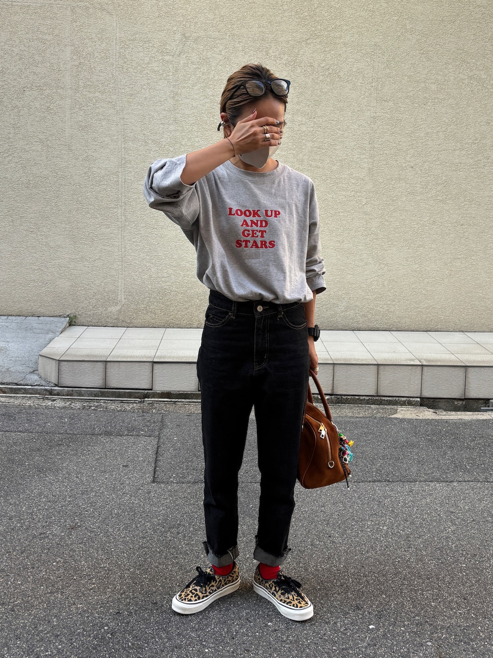 ブラック系のデニムパンツ、その他のスニーカー、グレー系のTシャツ/カットソーを着用したレディースの秋コーディネートの2枚目の写真