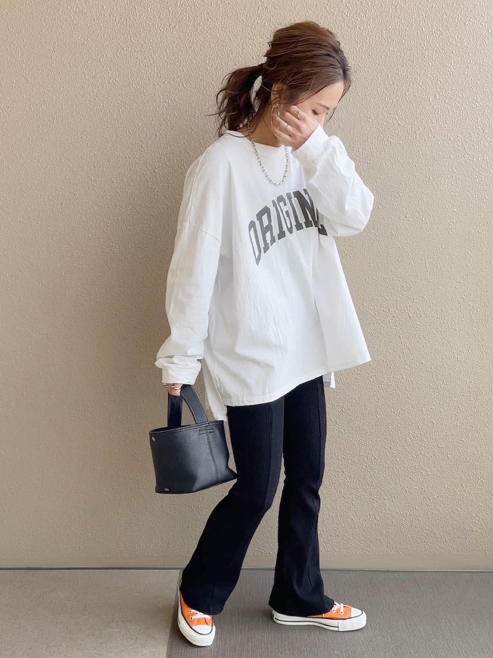 ベージュ系のトレンチコート、ホワイト系のTシャツ/カットソー、ブラック系のその他パンツを着用したレディースの春コーディネートの3枚目の写真