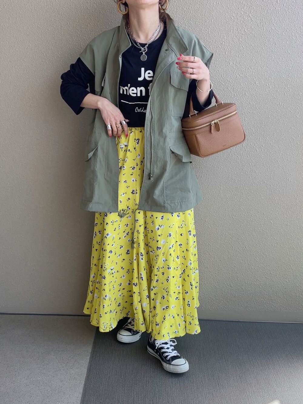 グリーン系のベスト、ブラック系のTシャツ/カットソー、その他のその他を着用したレディースの春コーディネートの5枚目の写真