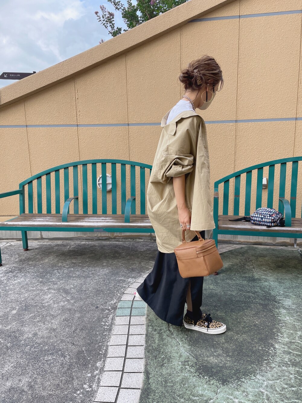 ホワイト系のTシャツ/カットソー、ベージュ系のシャツ/ブラウス、ブラック系のワンピースを着用したレディースの秋コーディネートの2枚目の写真