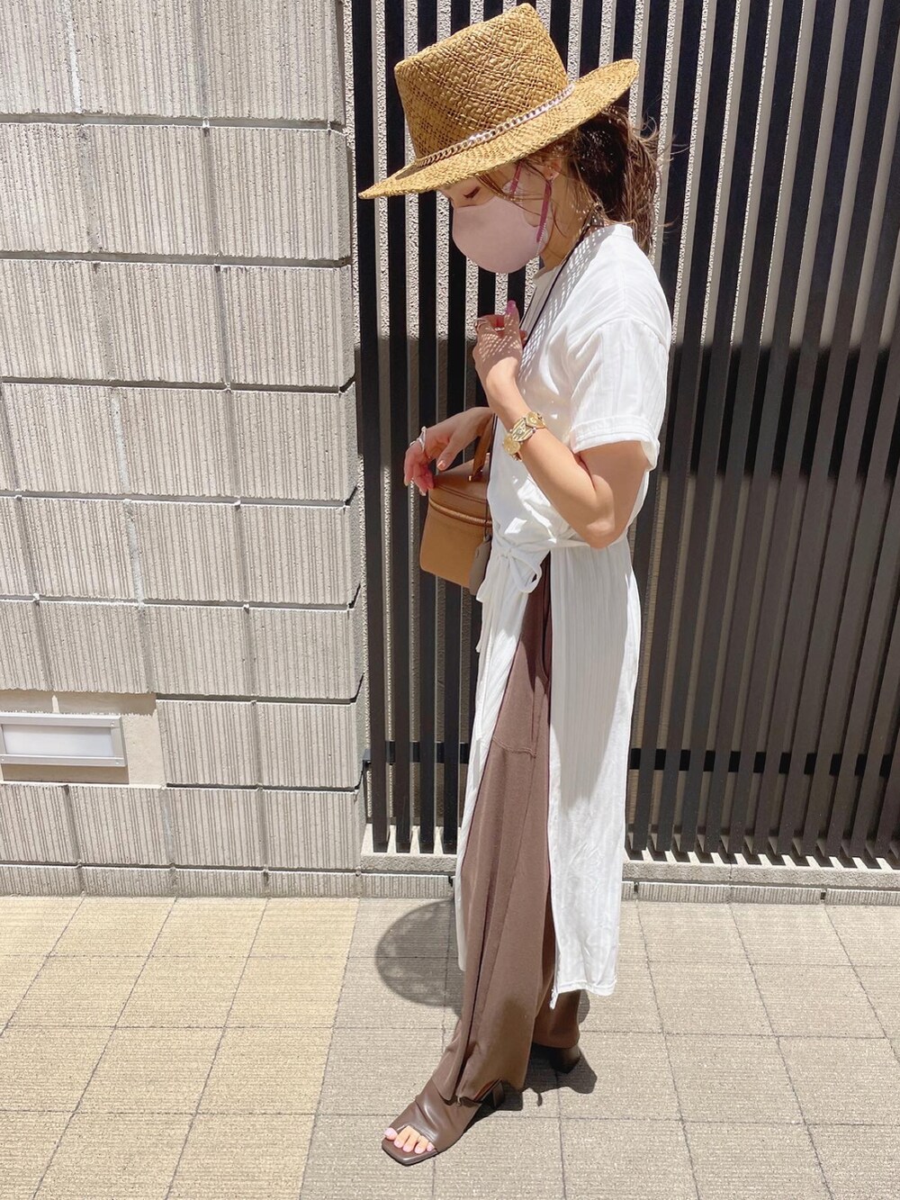 ブラウン系のその他パンツ、ブラウン系のサンダル、ホワイト系のワンピース/ドレスを着用したレディースの夏コーディネートの3枚目の写真