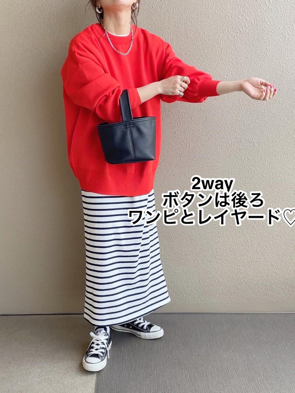 オレンジ系のカーディガン/ボレロ、ホワイト系のワンピース/ドレス、ホワイト系のシャツ/ブラウスを着用したレディースの春コーディネートの3枚目の写真