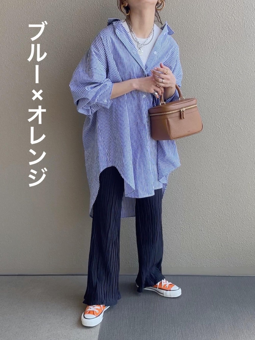 ブルー系のシャツ/ブラウス、ブラック系のその他パンツ、ピンク系のスニーカーを着用したレディースの春コーディネートの2枚目の写真