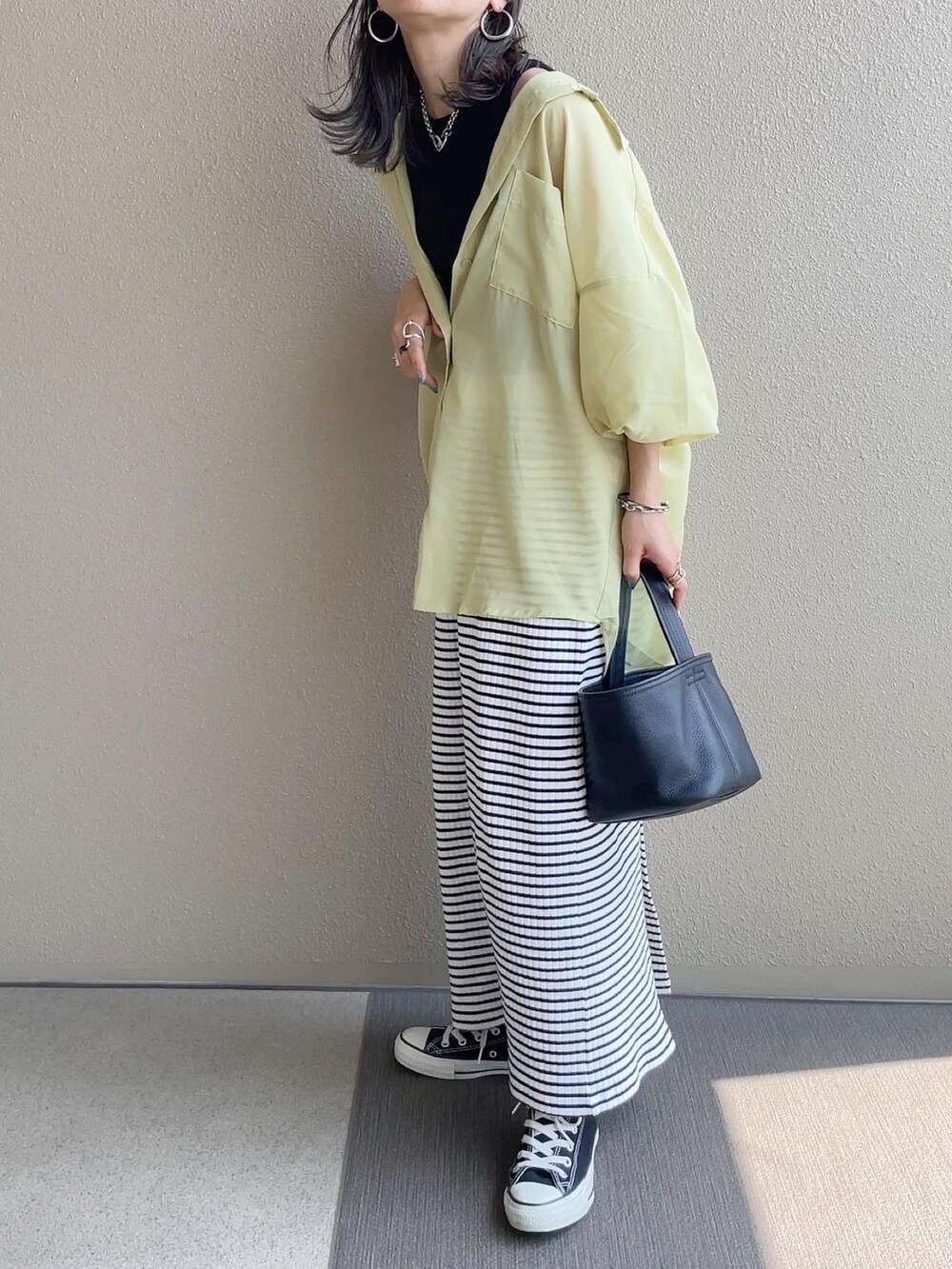 グリーン系のシャツ/ブラウス、ブラック系のタンクトップ、その他のスカートを着用したレディースの春コーディネートの2枚目の写真