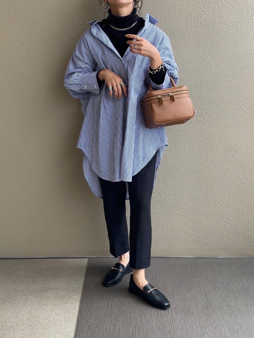 ブラック系のローファー、ベージュ系のシャツ/ブラウス、ホワイト系のシャツ/ブラウスを着用したレディースの秋コーディネートの2枚目の写真