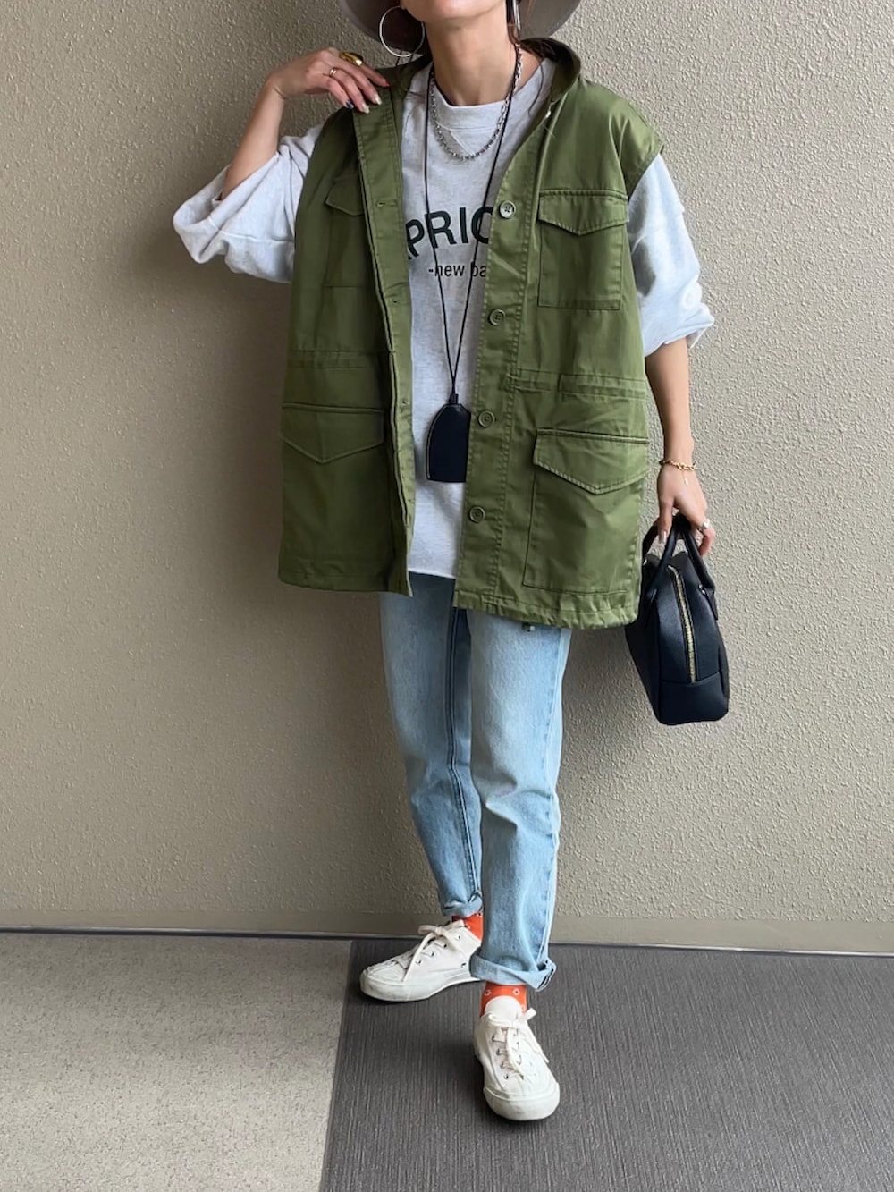 ベージュ系のスウェット、グリーン系のその他パンツを着用したレディースの冬コーディネートの3枚目の写真