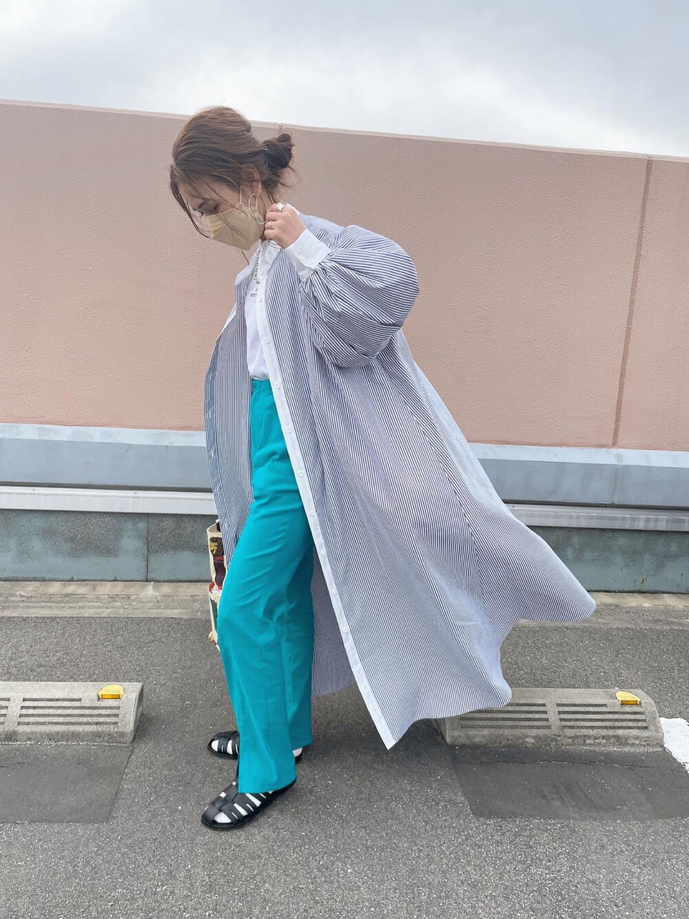 ブラック系のワンピース、ホワイト系のTシャツ/カットソー、グリーン系のスラックスを着用したレディースの春コーディネートの3枚目の写真