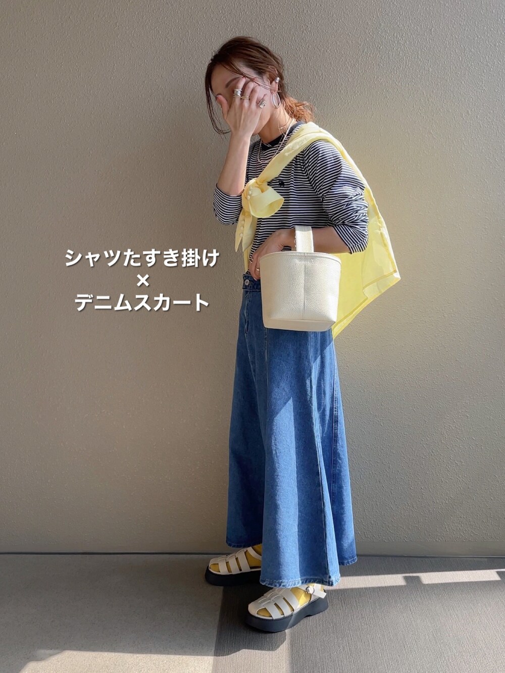 ピンク系のTシャツ/カットソー、ブラック系のスカート、グレー系のスウェットを着用したレディースの春コーディネートの4枚目の写真