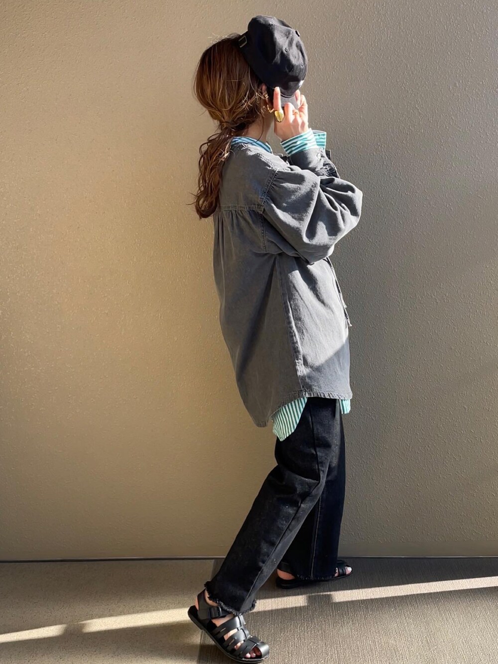 グレー系のシャツ/ブラウス、ブラック系のデニムパンツ、ブラック系のキャップを着用したレディースの春コーディネートの2枚目の写真