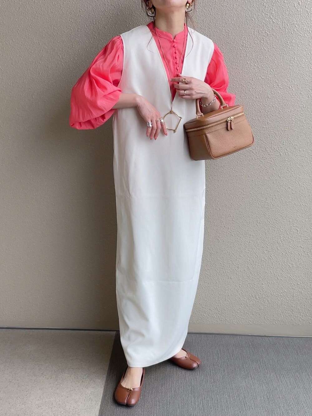 ブラック系のTシャツ/カットソー、ピンク系のシャツ/ブラウス、ベージュ系のジャンパースカートを着用したレディースの春コーディネートの4枚目の写真