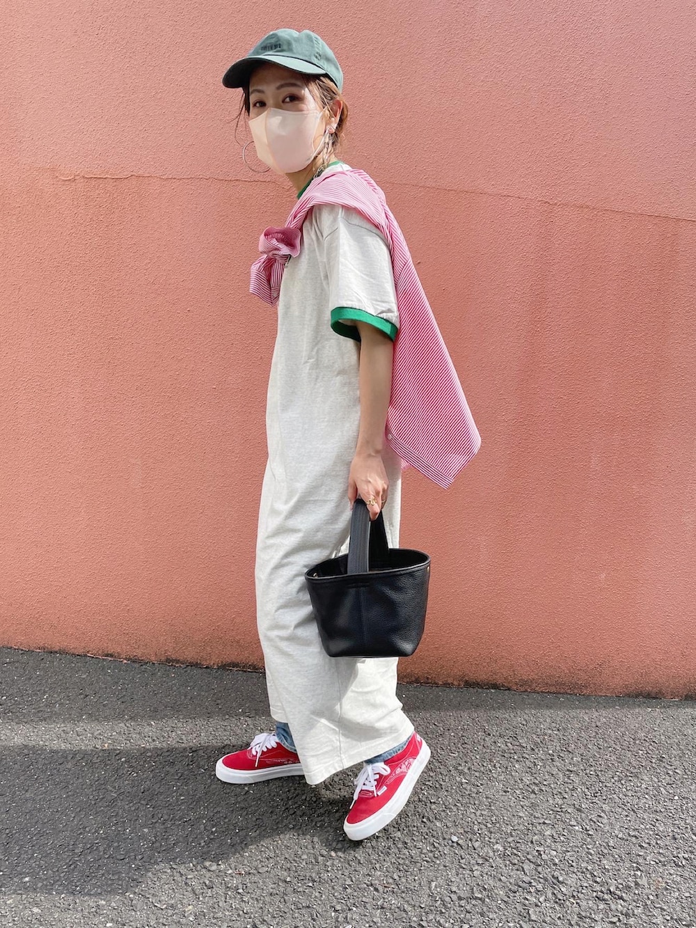 ベージュ系のワンピース、レッド系のスニーカー、その他のその他を着用したレディースの春コーディネートの3枚目の写真