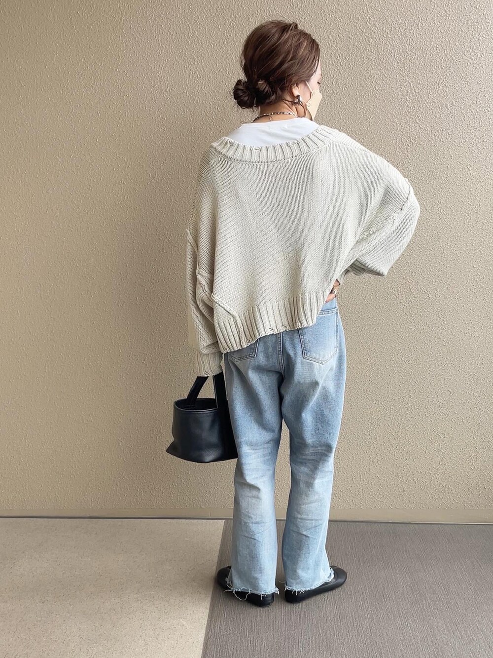 ホワイト系のニット/セーター、ブルー系のデニムパンツ、ブラウン系のシャツワンピースを着用したレディースの冬コーディネートの5枚目の写真