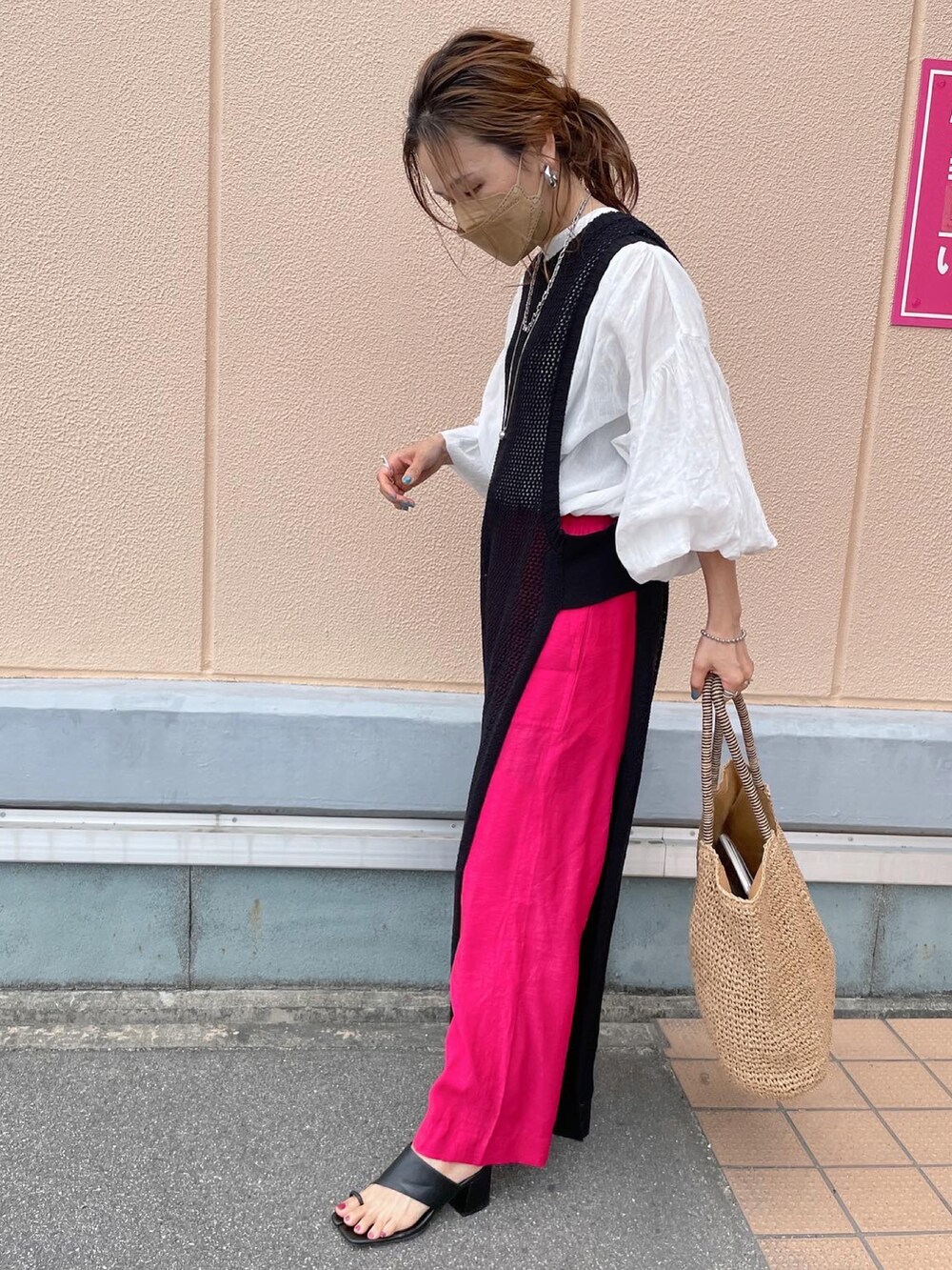 ブラック系のワンピース、ホワイト系のシャツ/ブラウス、ピンク系のその他パンツを着用したレディースの春コーディネートの3枚目の写真