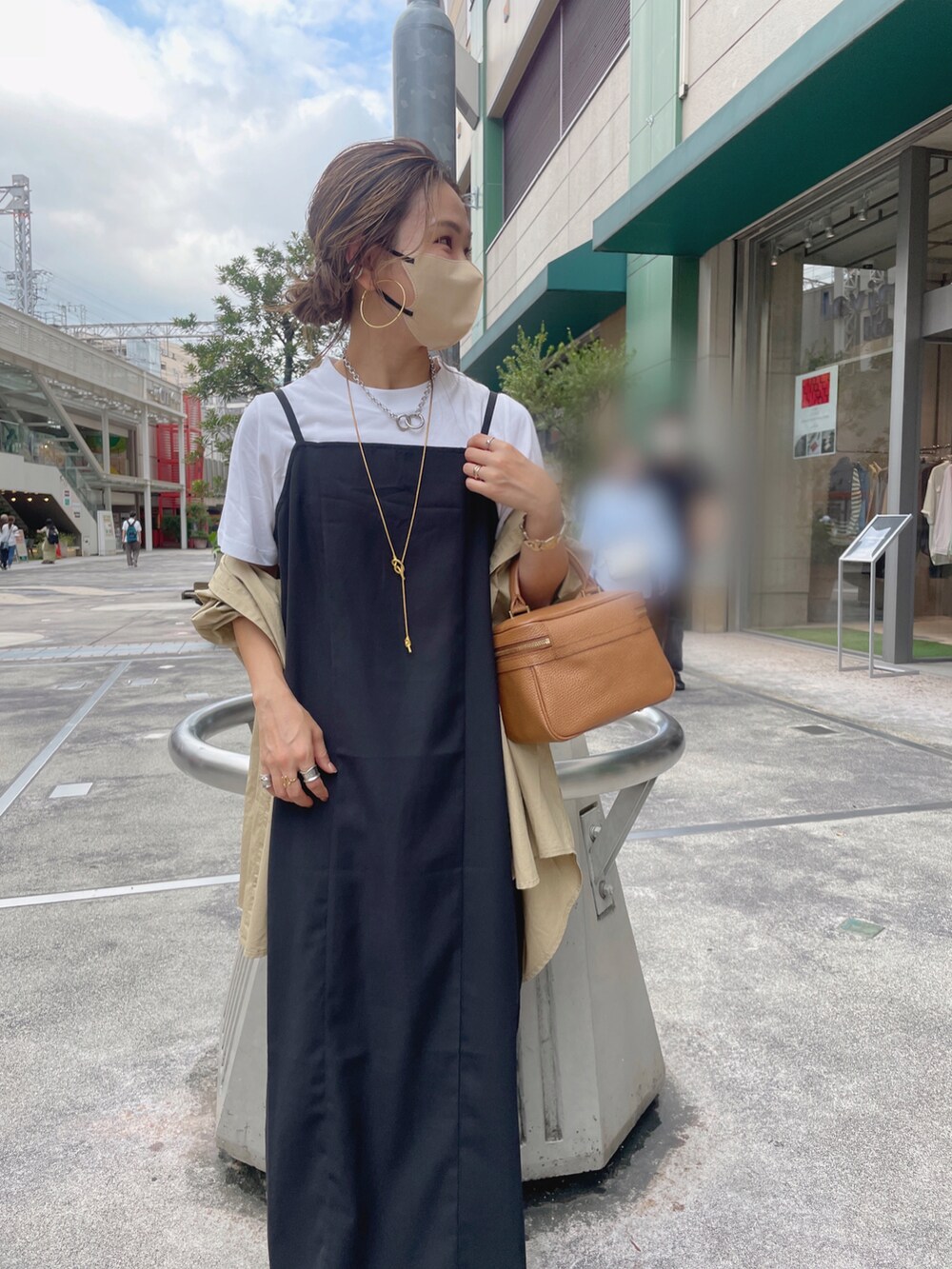 ホワイト系のTシャツ/カットソー、ベージュ系のシャツ/ブラウス、ブラック系のワンピースを着用したレディースの秋コーディネートの4枚目の写真