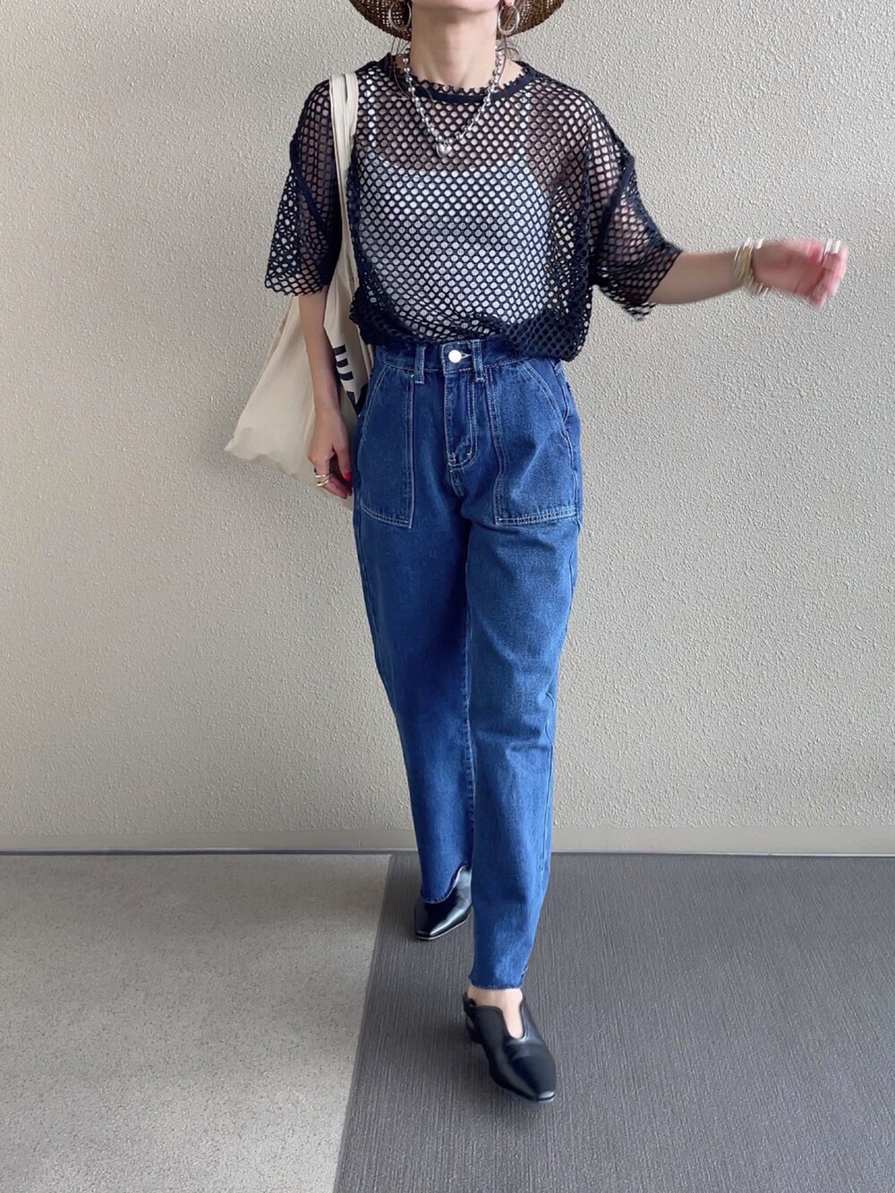 ブラック系のTシャツ/カットソー、ブルー系のデニムパンツを着用したレディースの夏コーディネートの2枚目の写真