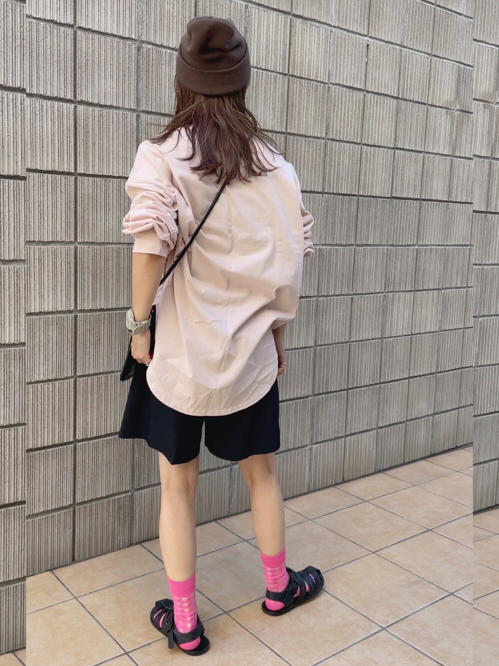 ピンク系のTシャツ/カットソー、ブラウン系のニットキャップ/ビーニーを着用したレディースの夏コーディネートの2枚目の写真