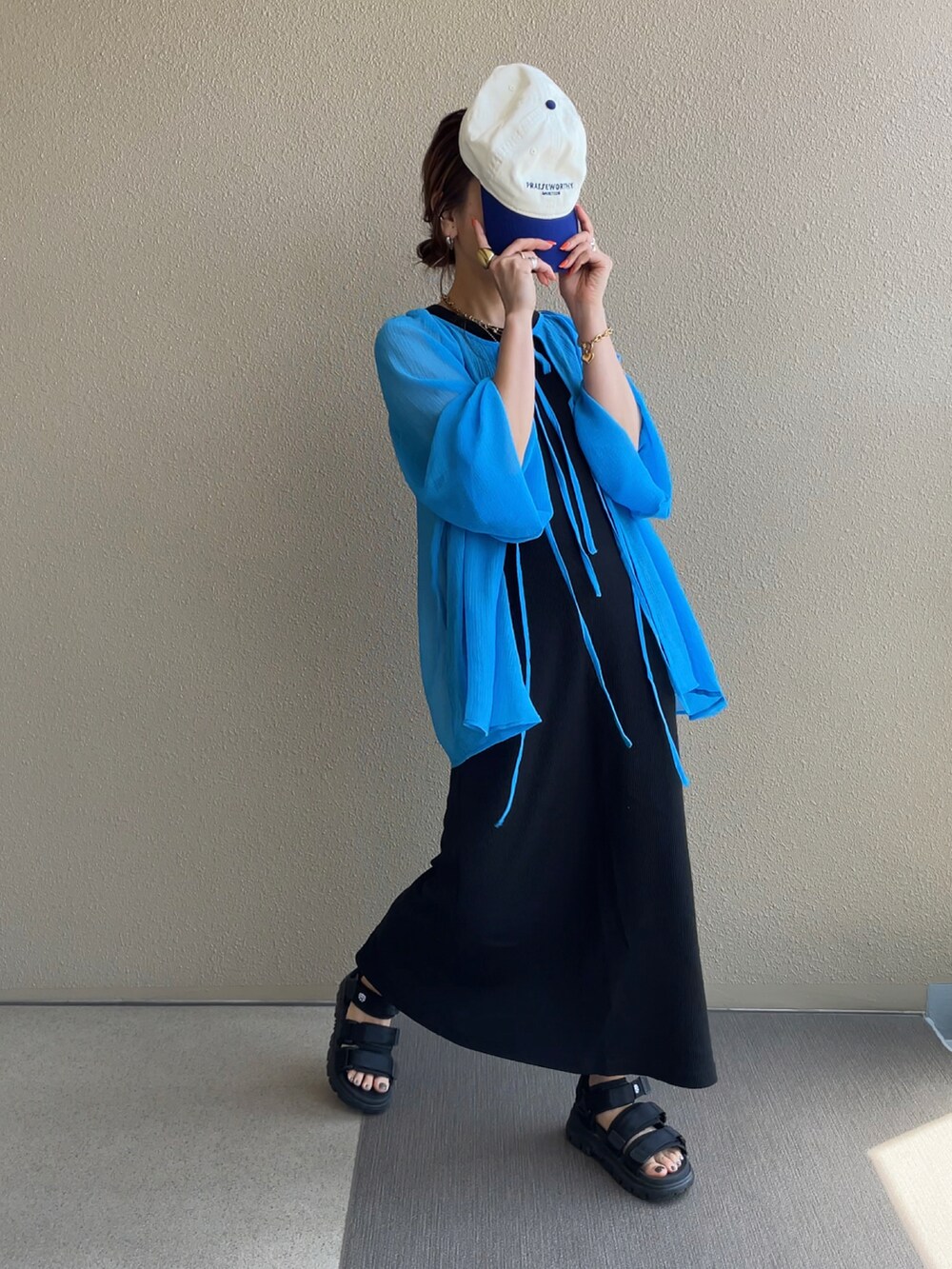 ブルー系のシャツ/ブラウス、ブラック系のワンピースを着用したレディースの夏コーディネートの2枚目の写真