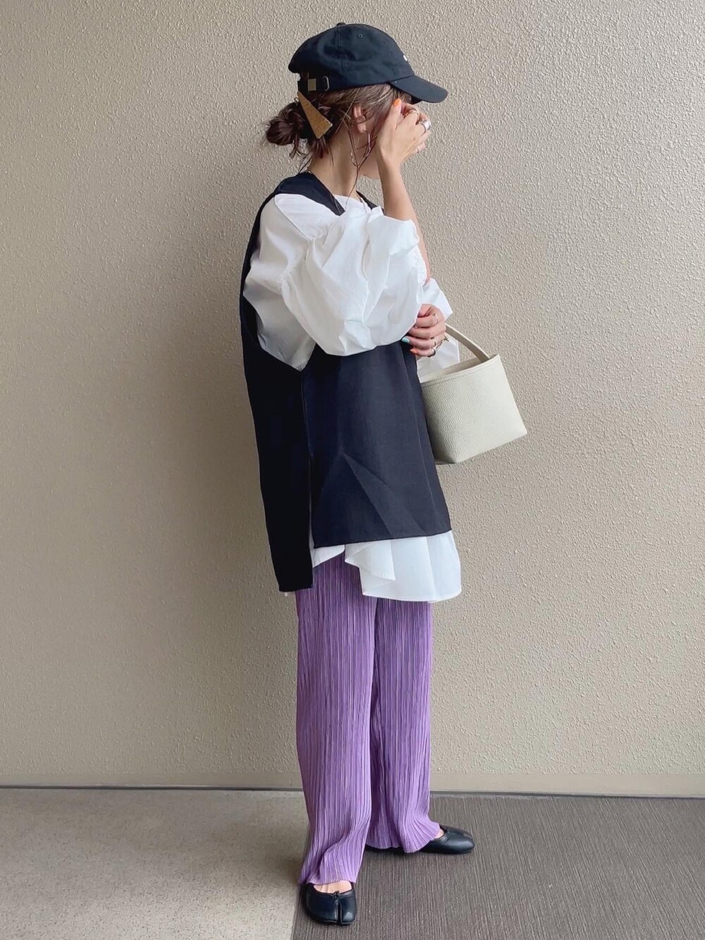 ホワイト系のシャツ/ブラウス、ブラック系のその他パンツ、パープル系のその他パンツを着用したレディースの夏コーディネートの4枚目の写真