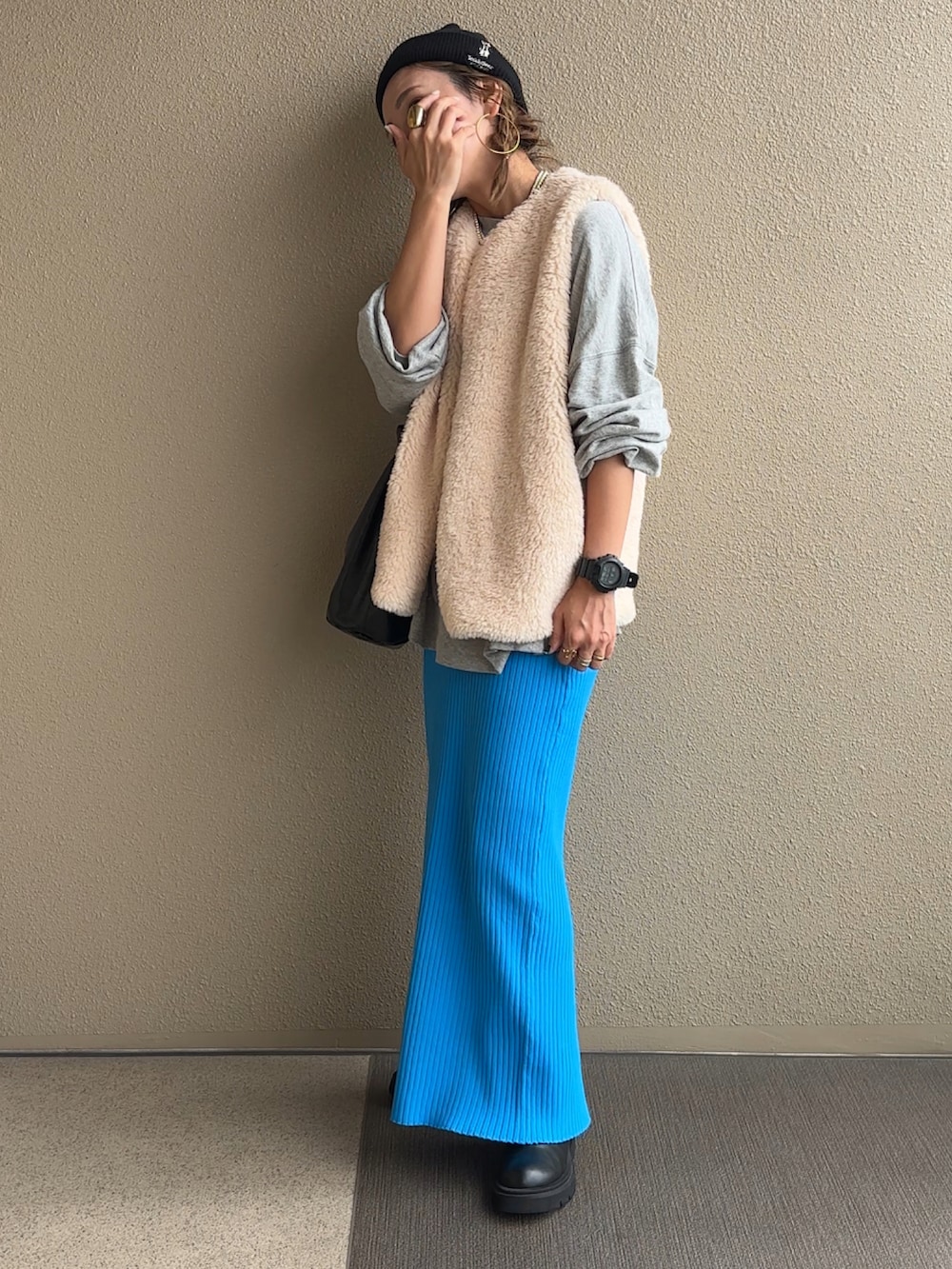 ホワイト系のベスト、グレー系のスウェット、ホワイト系のTシャツ/カットソーを着用したレディースの秋コーディネートの2枚目の写真