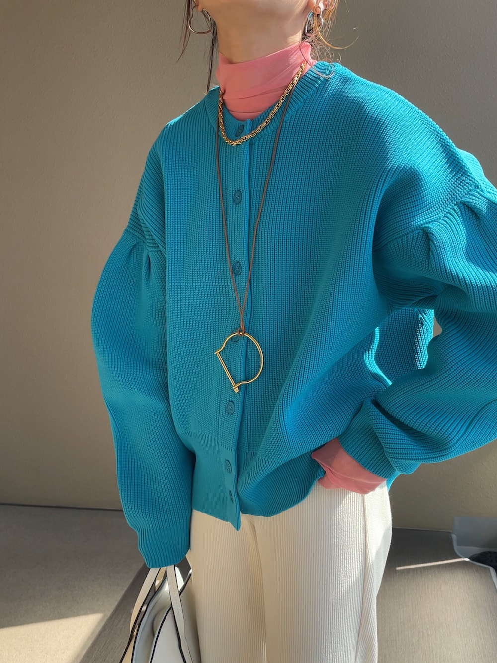 ブルー系のカーディガン/ボレロ、ピンク系のTシャツ/カットソー、ホワイト系のその他パンツを着用したレディースの春コーディネートの2枚目の写真