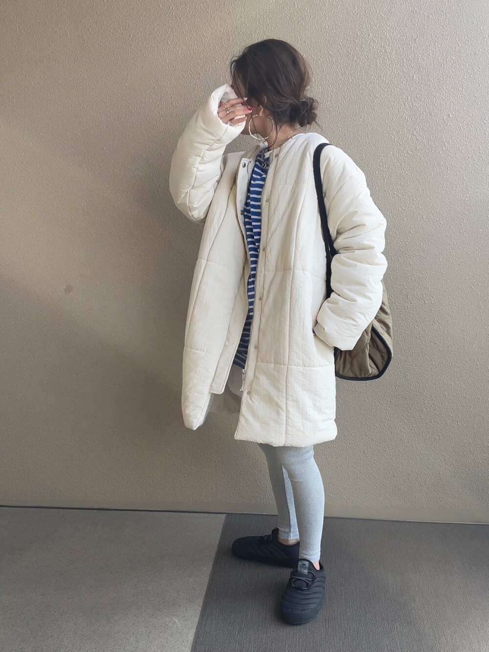 ブルー系のTシャツ/カットソー、ホワイト系のTシャツ/カットソー、グリーン系のトートバッグを着用したレディースの冬コーディネートの2枚目の写真