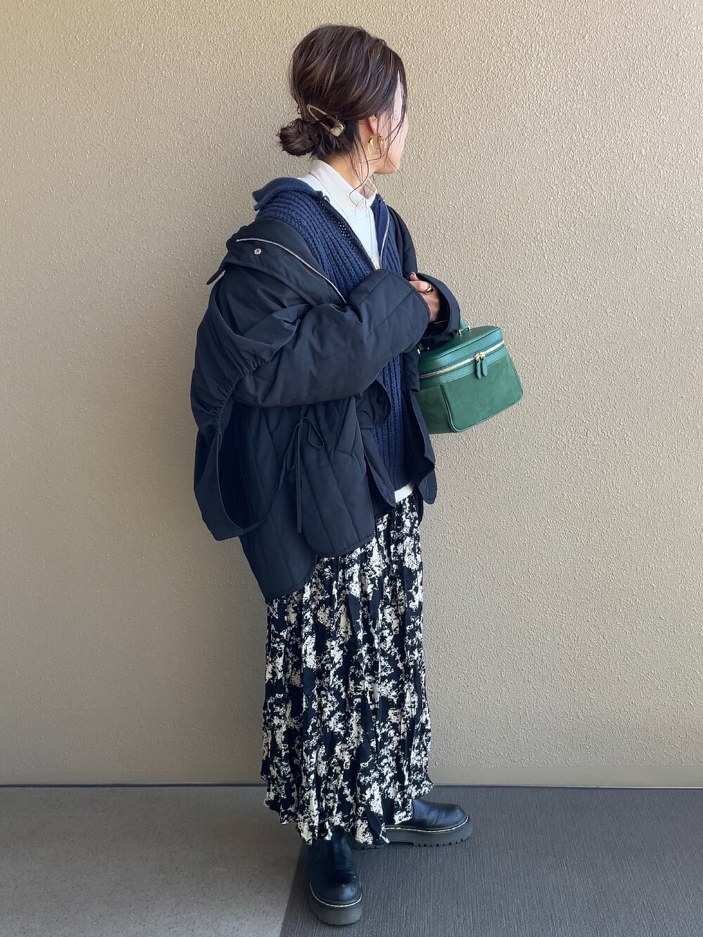 ブルー系のニット/セーター、ホワイト系のTシャツ/カットソー、ブラック系のブーツを着用したレディースの冬コーディネートの4枚目の写真